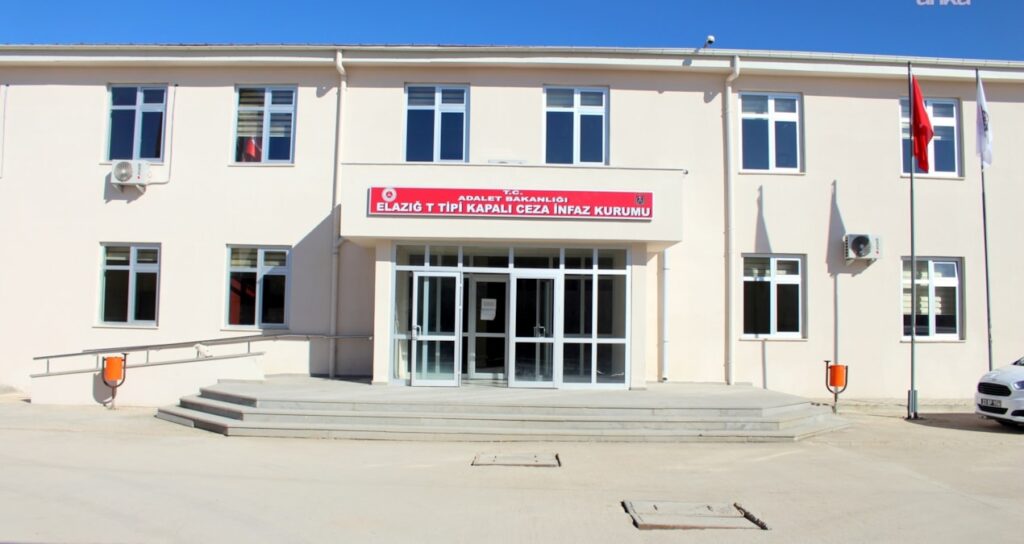Elazığ T Tipi Cezaevi’nde yangın: 19 mahkum hastaneye kaldırıldı